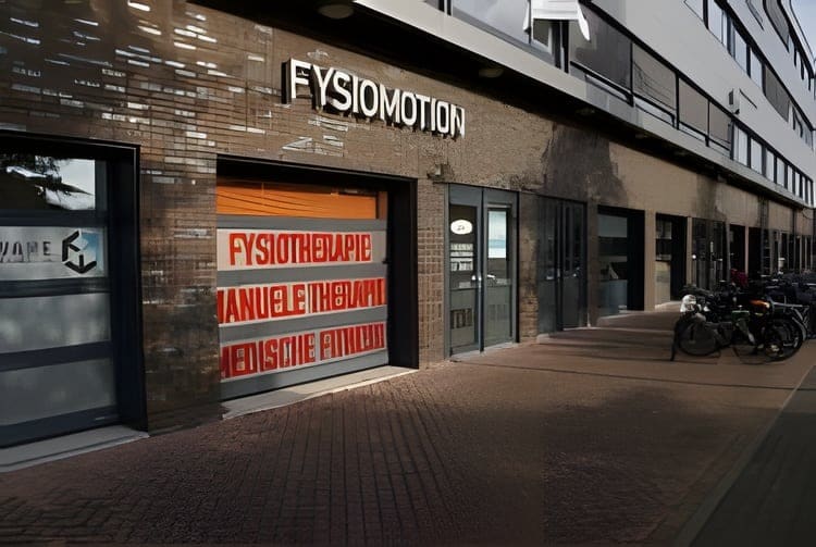 De gevel van FysioMotion met de naam boven de ingang